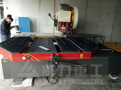 深喉沖床客戶使用現(xiàn)場