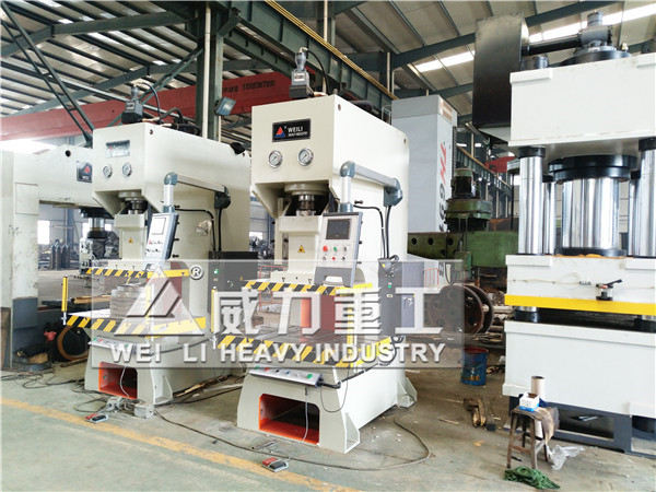 數控液壓沖床生產車間