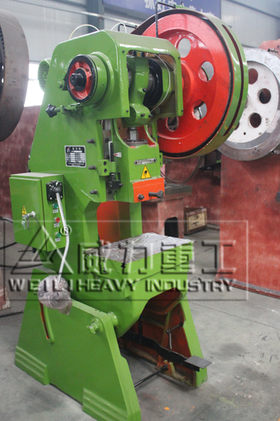 16噸開式可傾沖床加工車間