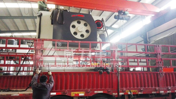 160噸深喉沖床檢驗(yàn)合格裝車發(fā)貨