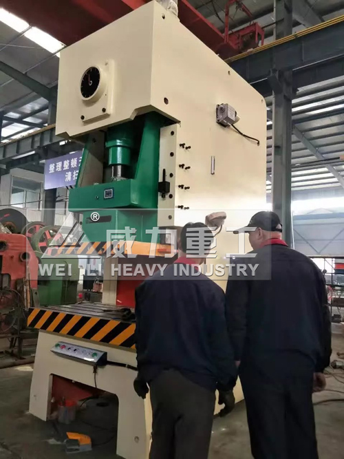 山東威力操作人員對(duì)200噸氣動(dòng)沖床檢測(cè)