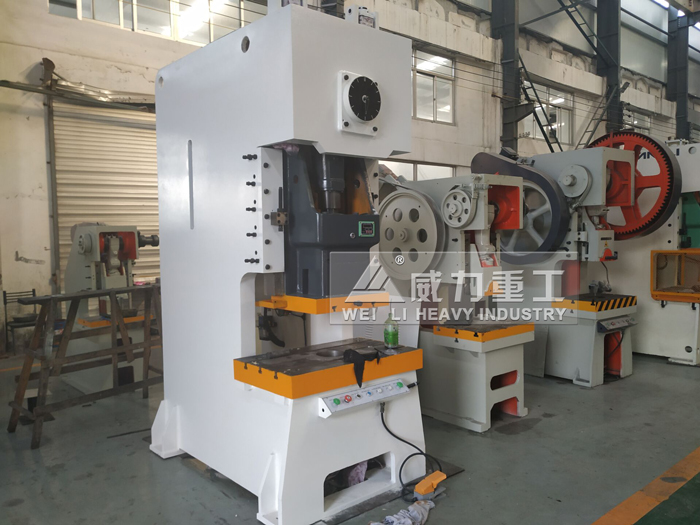 200噸氣動(dòng)沖床生產(chǎn)車間