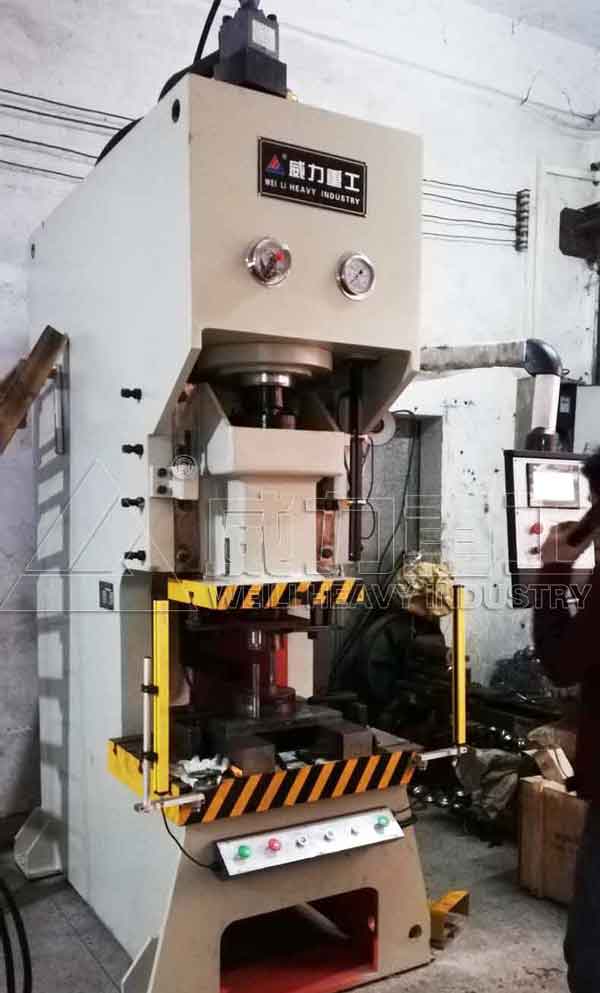 63噸伺服數控液壓沖床客戶車間使用中